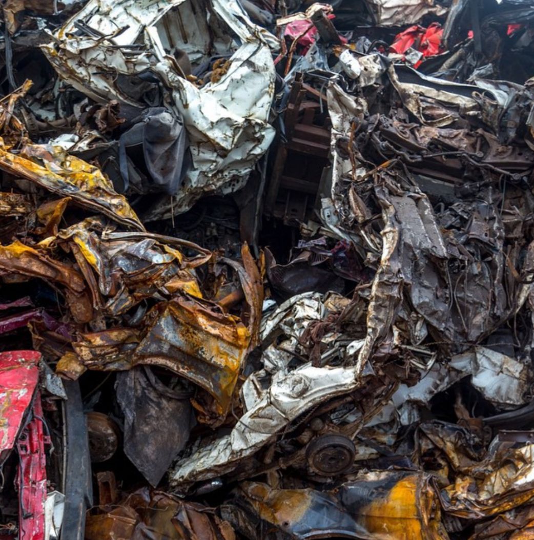 Montagna di automobili semi lavorate e semipressate, pronte per la fase sucessiva di trasformazione